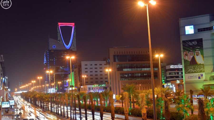 السعودية عبرت عن إدانتها لما حدث في باريس بتوجيه الإضاءة أعلى برجي المملكة والفيصلية في الرياض بألوان علم فرنسا