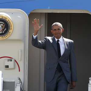 الرئيس الأميركي باراك أوباما يلوح لوسائل الإعلام لدى وصوله إلى مانيلا الثلاثاء