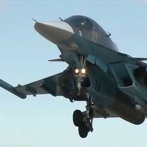 مقاتلة روسية تنطلق من مطار حميميم العسكري في اللاذقية