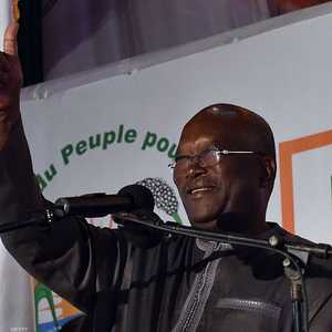 الرئيس المنتخب كابوري يلوح لمناصريه بعد إعلان فوزه في الانتخابات