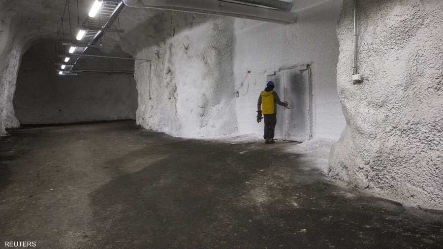 رجل عند مدخل مخزن داخل قبو الحبوب