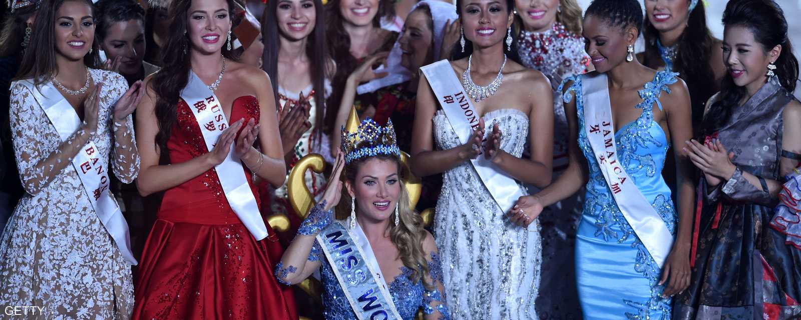 الإسبانية ميريا لالاغونا تتوسط المتسابقات في الحفل الذي أقيم في الصين