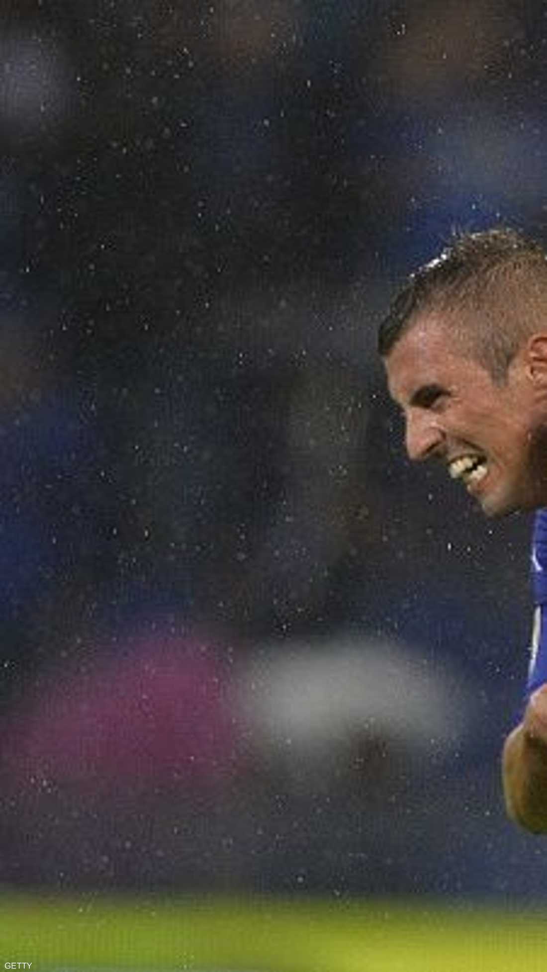 اثنان وثالثهما الكرة في لقطة تزينها الأمطار