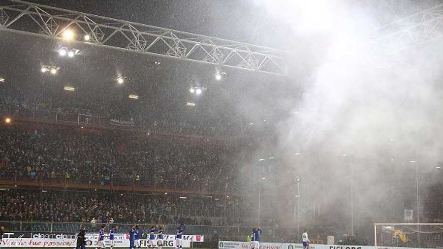 هكذا تبدو الأجواء أحيانا في الملاعب حين تهطل الأمطار