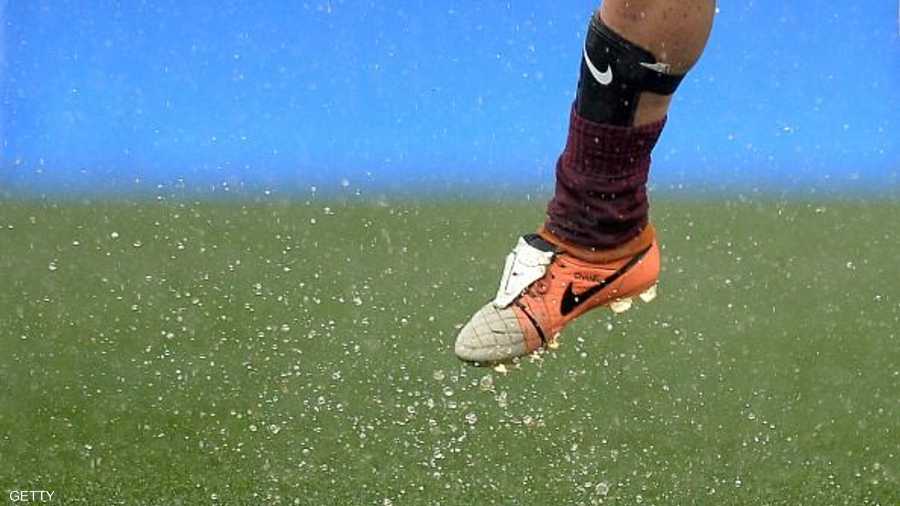 وتوتي نجم روما يركل الكرة.. والمياه