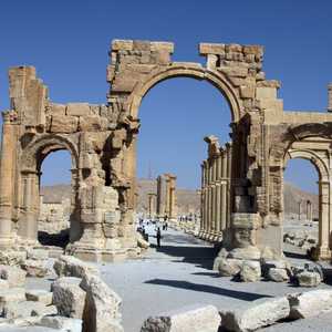 وقعت مدينة تدمر الأثرية بقبضة داعش بعدما أقدم التنظيم على تدمير آثار الموصل ونينوى