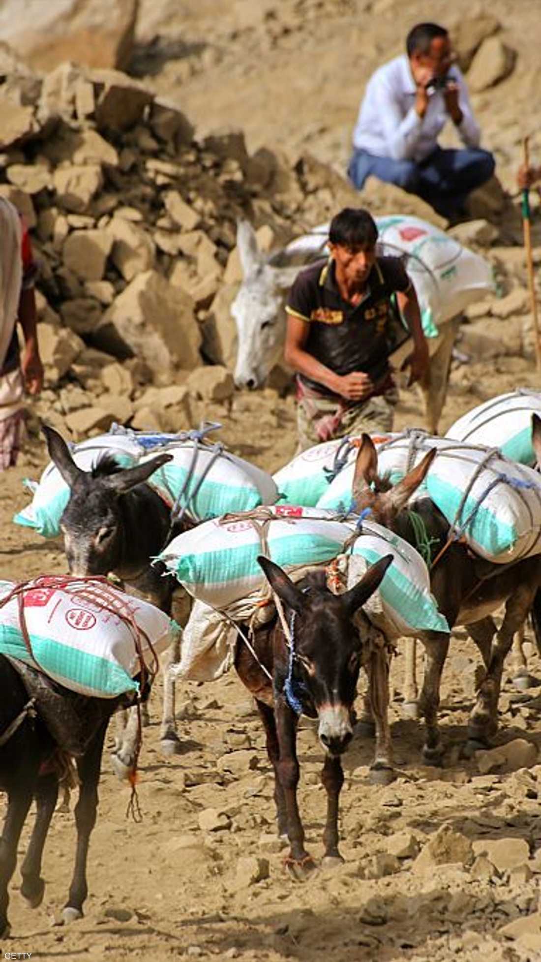 حملت الحمير مساعدات لسكان مدينة تعز التي تئن تحت حصار ميليشيات المتمردين