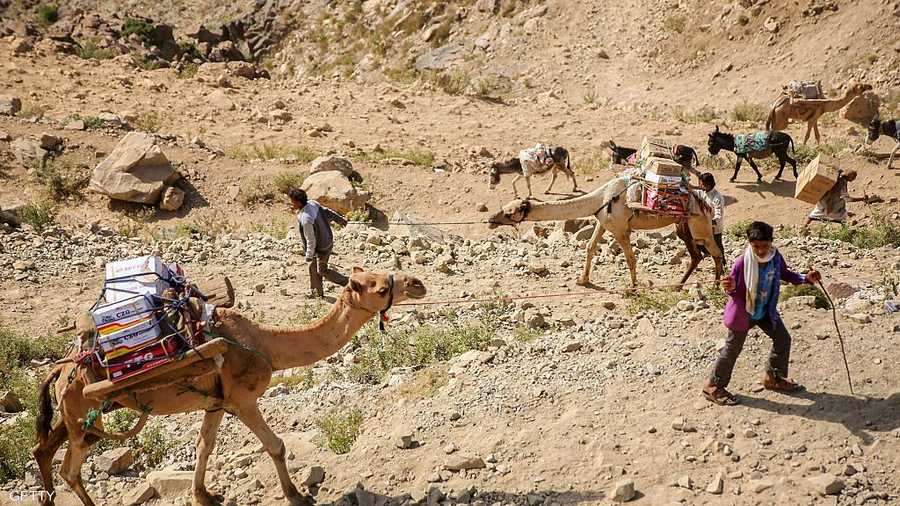 طرق وعرة يجب اجتيازها لنقل أبسط الحاجات الضرورية