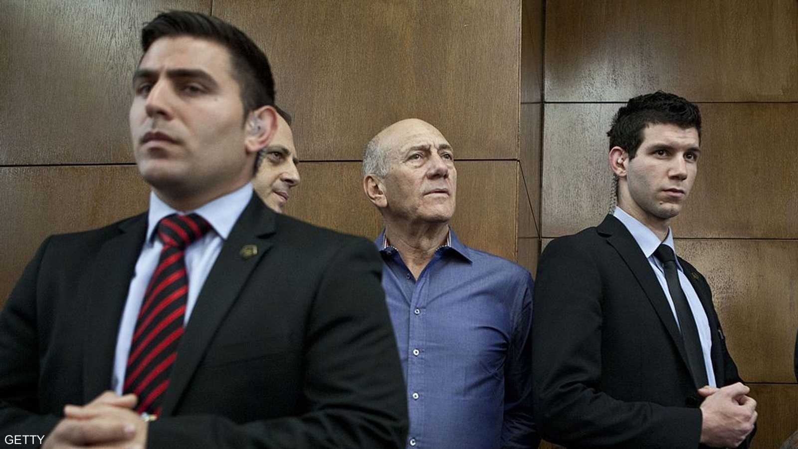 أدين إيهود أولمرت بتلقي رشاوى وخيانة الأمانة والاحتيال