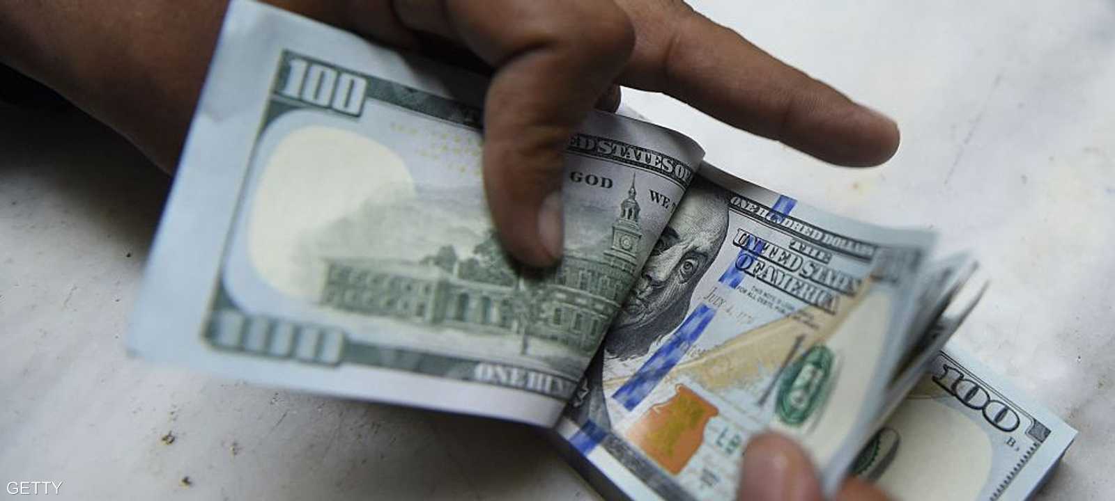 سعر الجنيه المصري متقلب أمام الدولار في الأسواق
