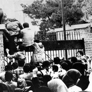 إيرانيون يقتحمون السفارة الأميركية في طهران عام 1979. (أرشيف)