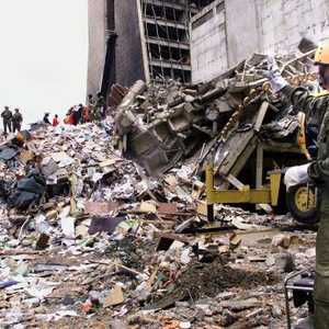 آثار تفجير السفارة الأميركية في كينيا عام 1998 الذي تبنته القاعدة.