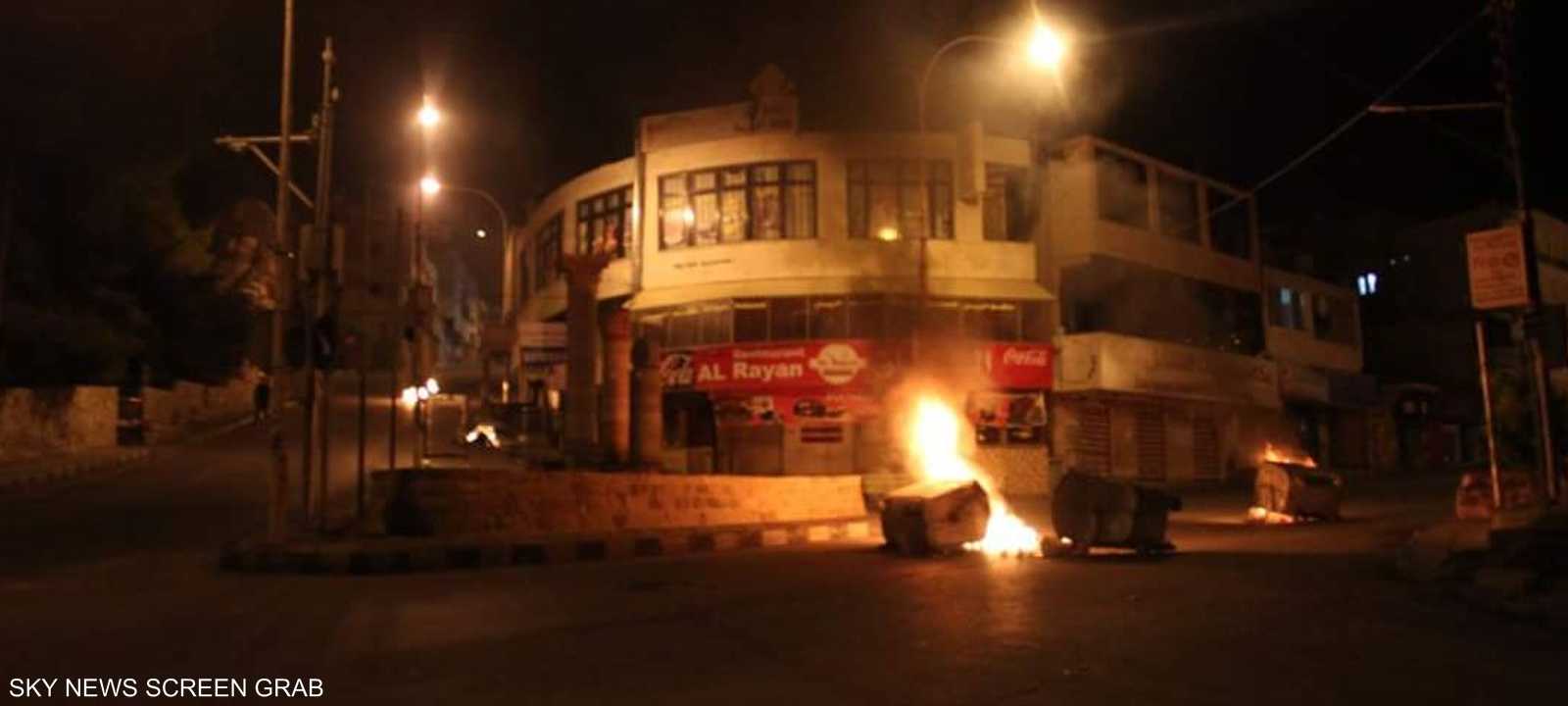 قام شبان بإحراق الإطارات وإلقاء الحجارة احتجاجا على قضية البيع الآجل بالأردن