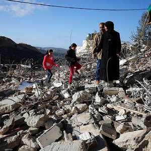 يقفون على أطلال منزل مهدوم في رام الله