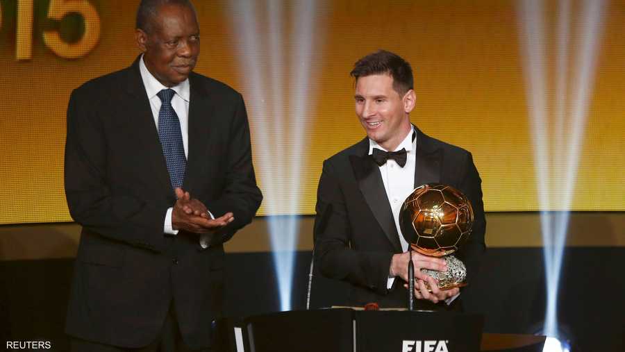 وتوج ليونيل ميسي بجائزة الكرة الذهبية لأفضل لاعب في العالم لعام 2015، للمرة الخامسة بمسيرته الكروية