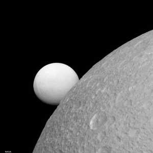 يضم كوكب زحل مجموعة متنوعة من أقمار صغيرة وكبيرة