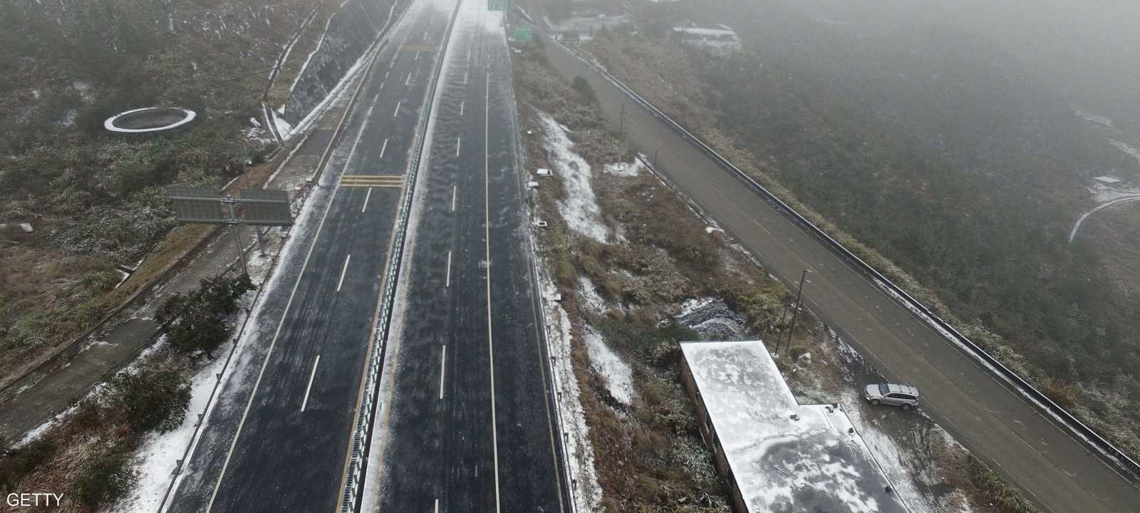 الثلوج تغطي إحدى الطرق السريعة في مقاطعة جنوبي الصين