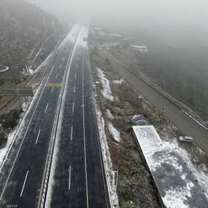 الثلوج تغطي إحدى الطرق السريعة في مقاطعة جنوبي الصين