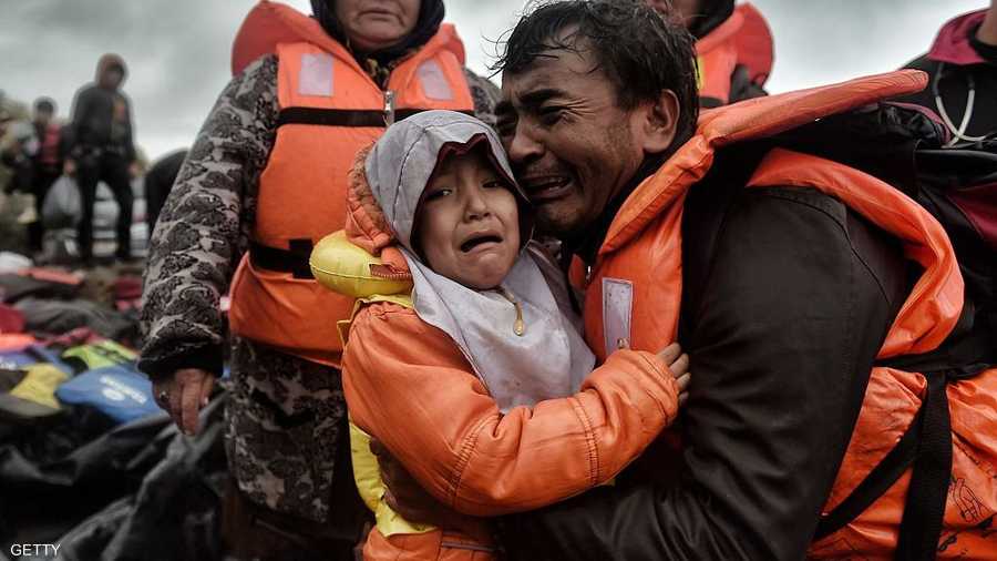 أب وابنته يبكيان بعد أن وصلا جزيرة ليسبوس اليونانية