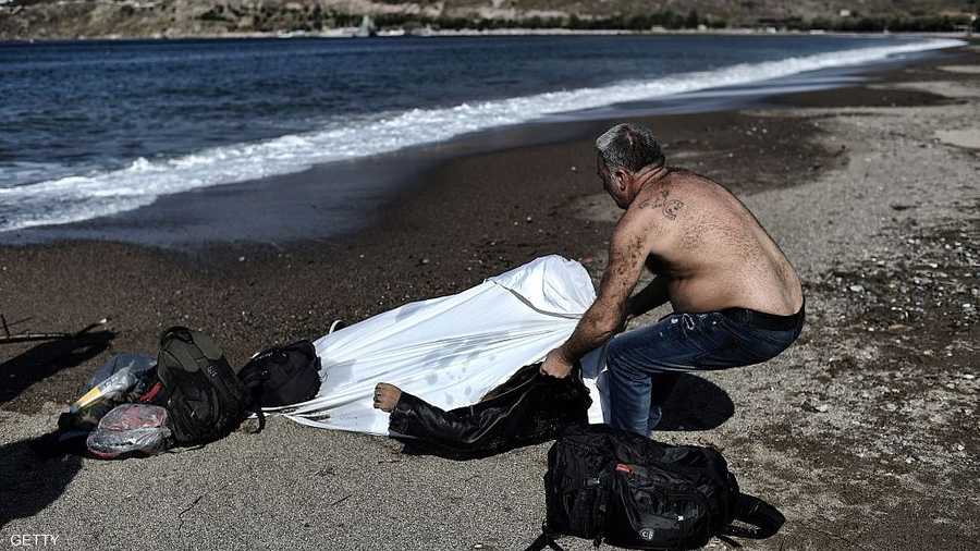 رجل يوناني يغطي جثة لاجئ حتى لا تنتشر رائحة الموت في المكان