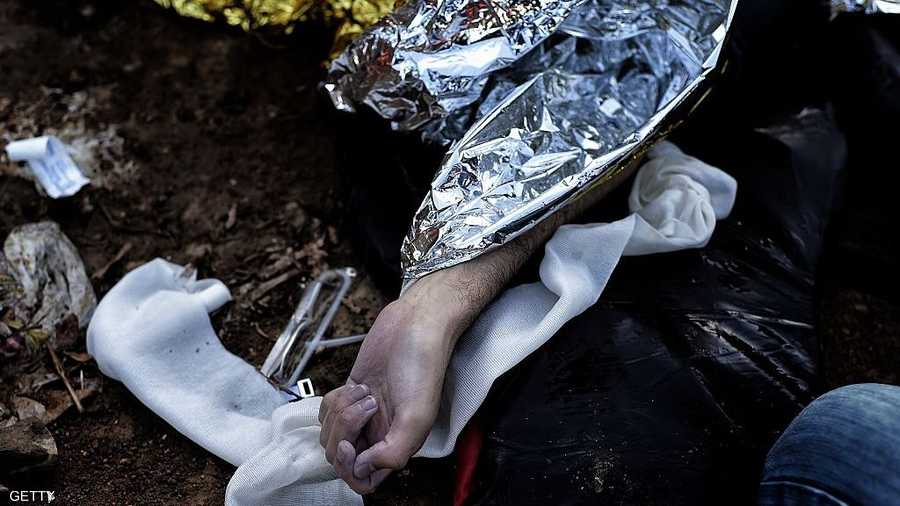 يد قليلة الحيلة انتهى بها المطاف في الموت بالغربة