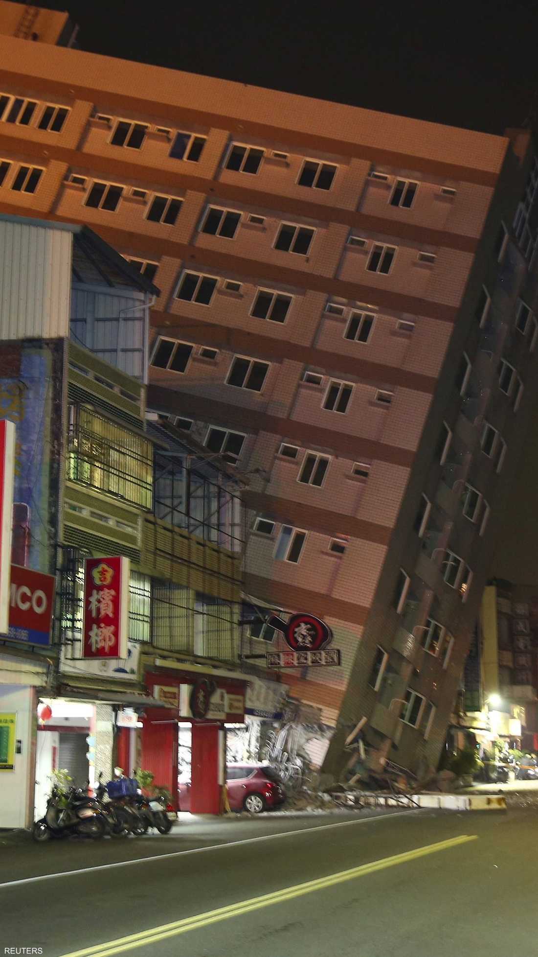 بناية مالت بفعل الهزة الأرضية في تايوان