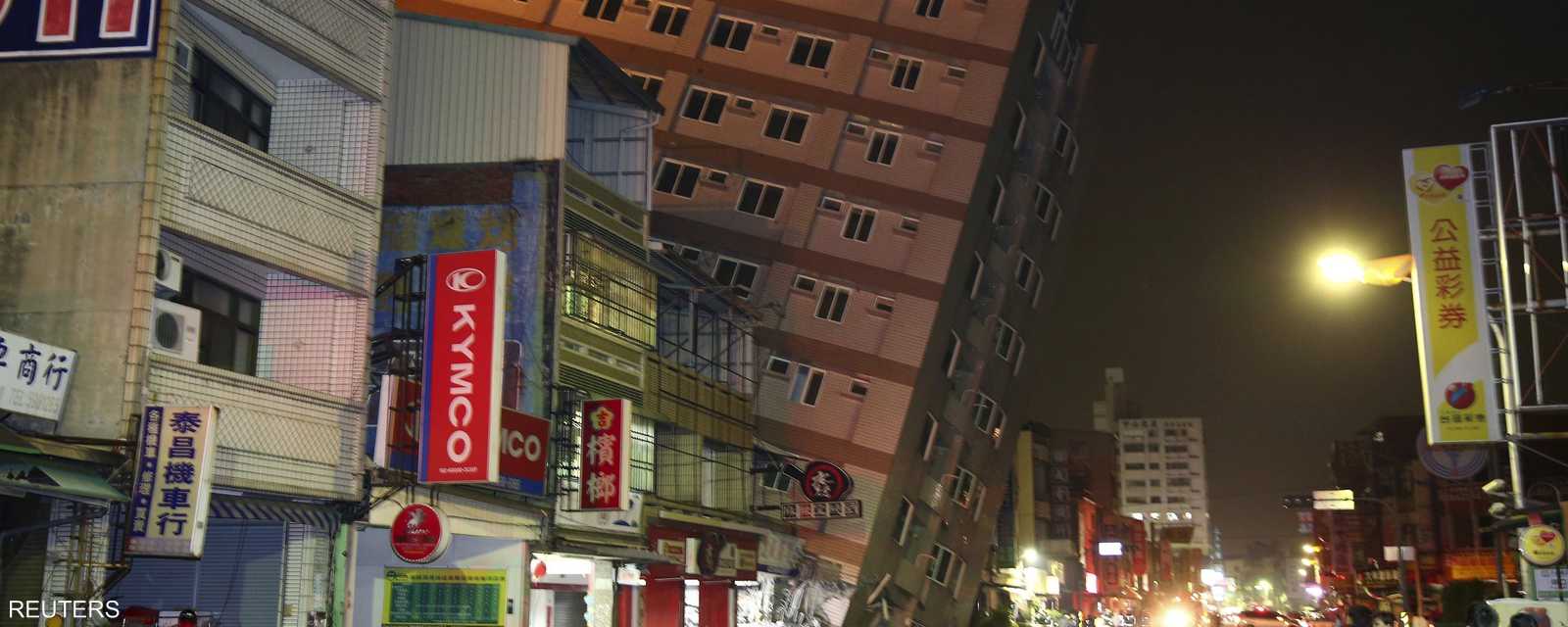 بناية مالت بفعل الهزة الأرضية في تايوان