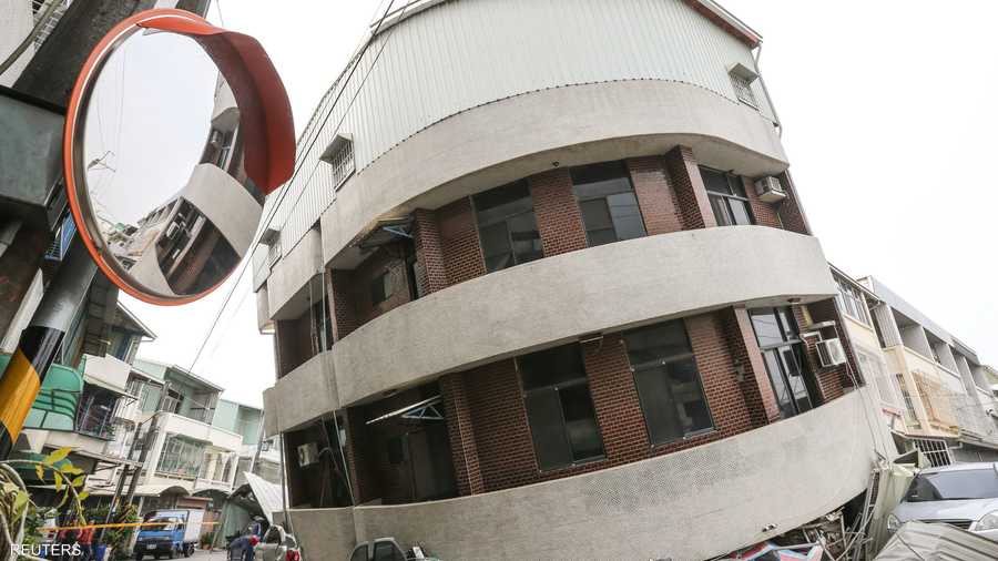 بناية مالت جراء الزلزال فسحقت السيارات تحتها