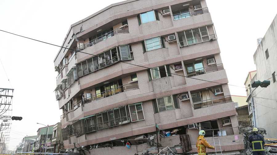 بناية أخرى مالت بفعل الزلزال