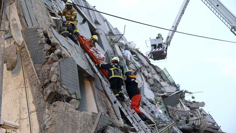 أدى الزلزال إلى مقتل 5 أشخاص على الأقل وإصابة المئات بجروح