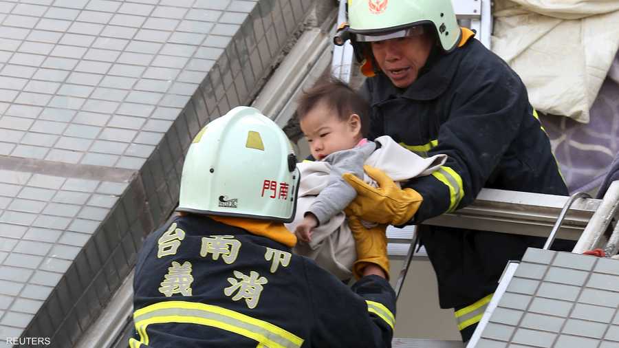 إنقاذ طفل من مبنى تعرض للانهيار