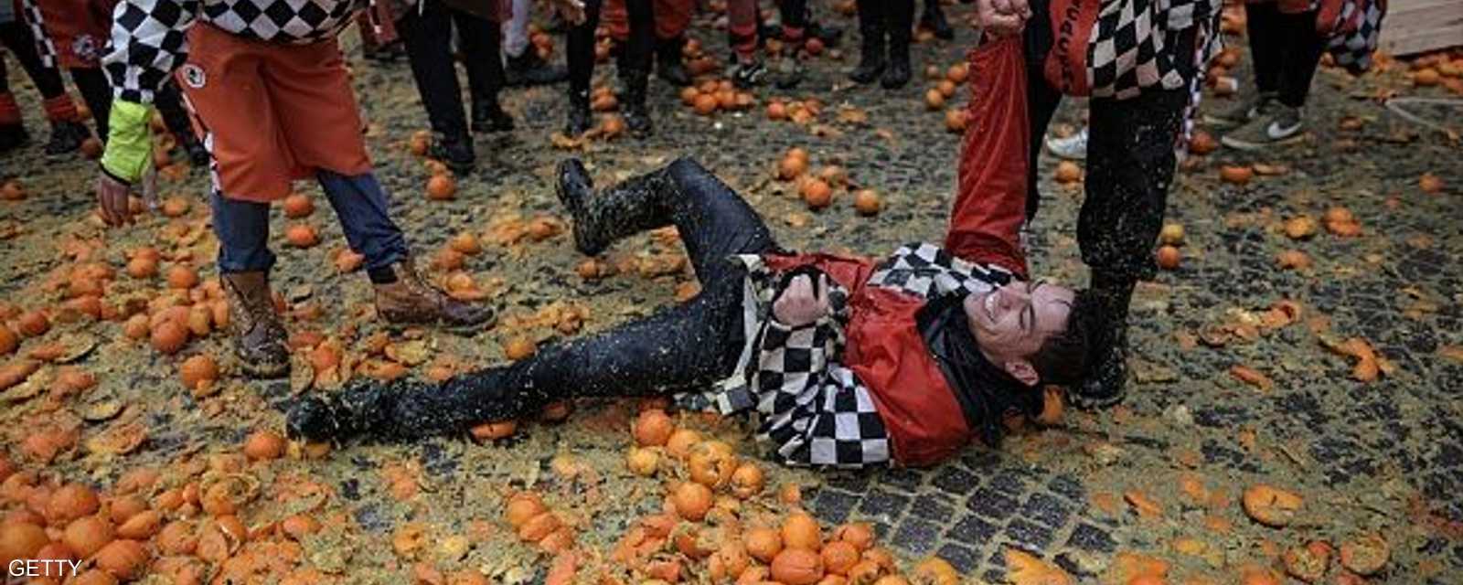 التراشق بالبرتقال خلف نحو 70 جريحا