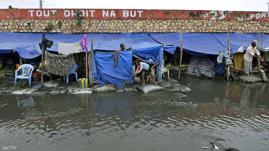 الأمطار الغزيرة بالإضافة إلى نقص الاحتياجات تجعل حياة هؤلاء جحيما