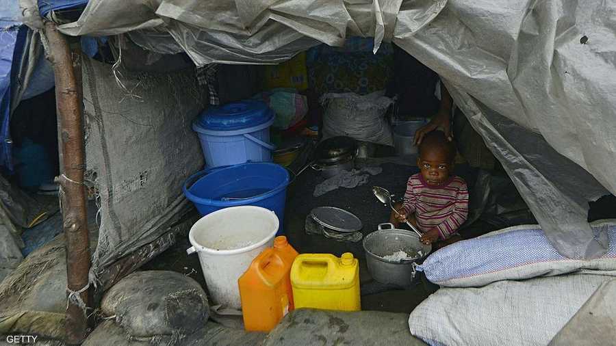 طفل يبحث عما يسد به رمقه