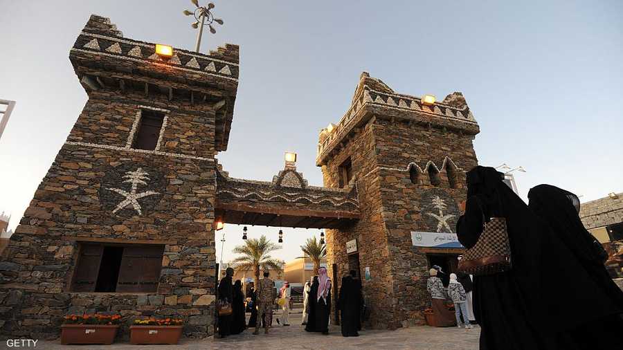 تقع الجنادرية على بعد 30 كيلو مترا شمال الرياض