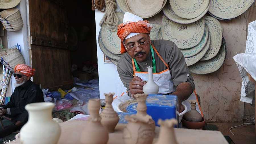 الرسم على الفخار جزء من نشاطات المهرجان