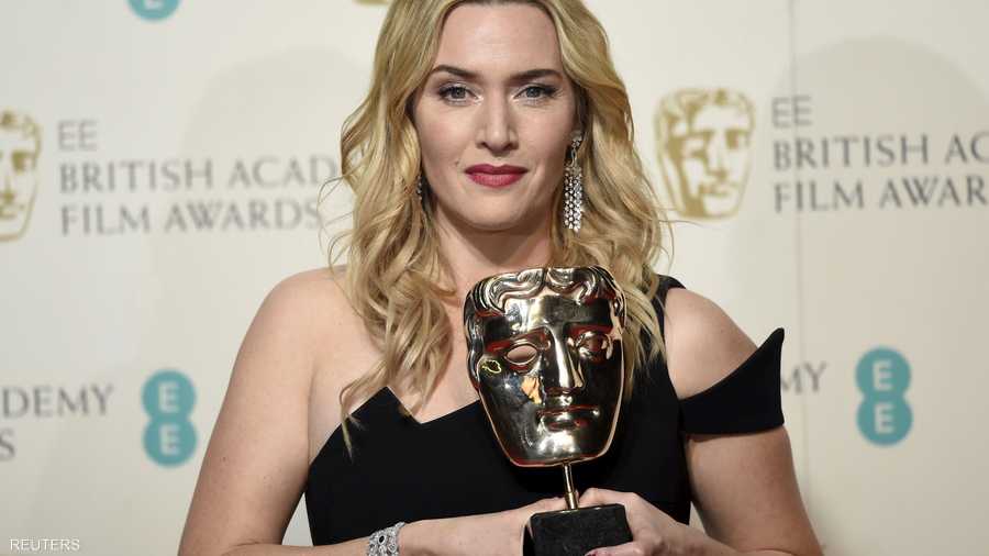 كيت وينسلت تحمل جائزة أفضل ممثلة مساعدة لدورها في فيلم ستيف جوبز