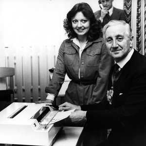 عمدة لندن يرسل تهنئة بالفاكس إلى نظيره عمدة نيويورك وذلك في العاشر من نوفمبر