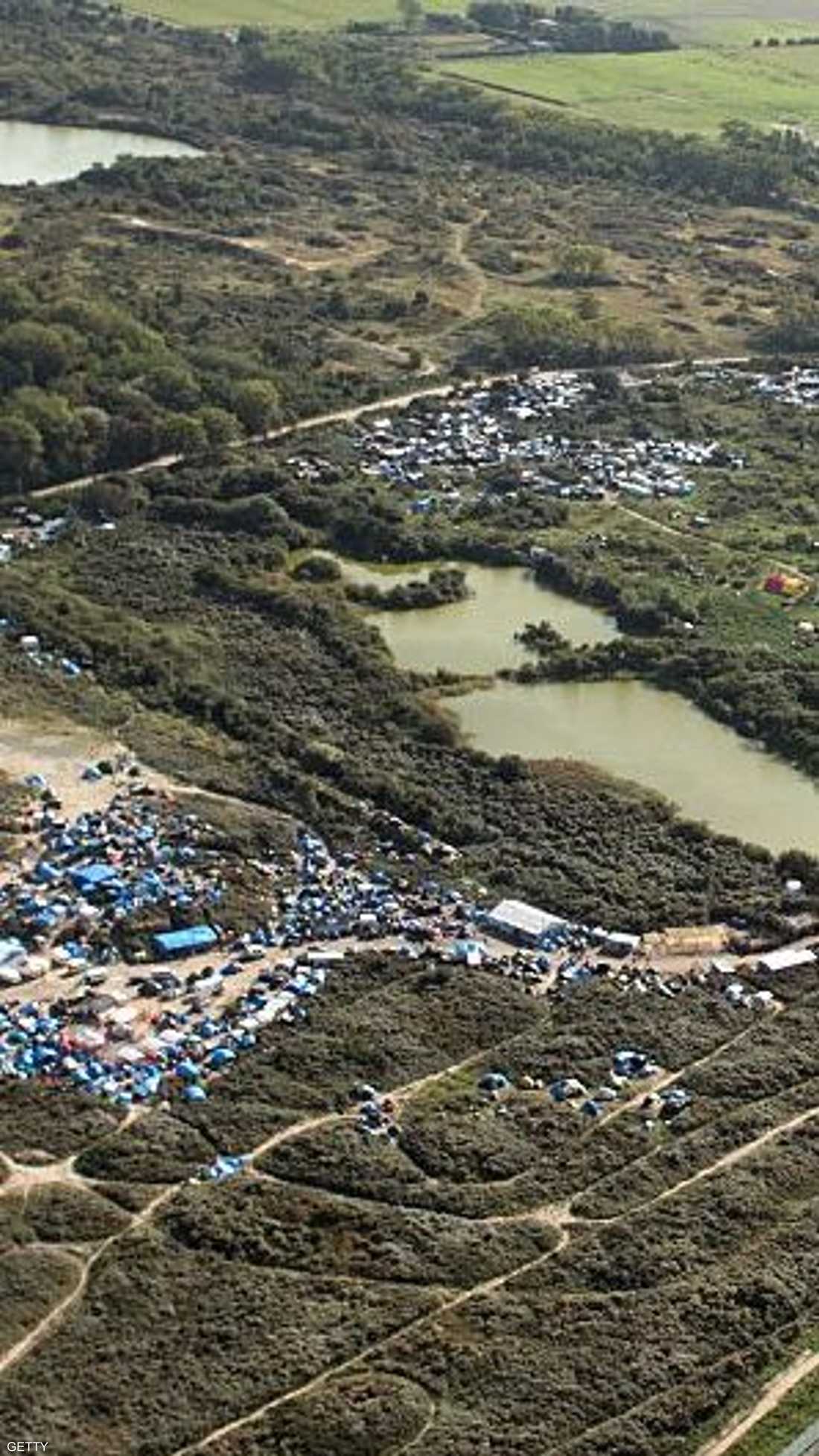 من الأعلي يبدو الأمر طبيعيا في مخيم كاليه