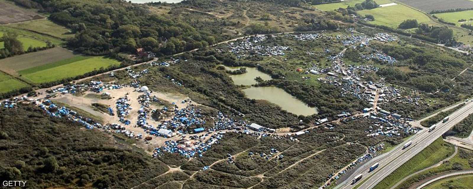 من الأعلي يبدو الأمر طبيعيا في مخيم كاليه