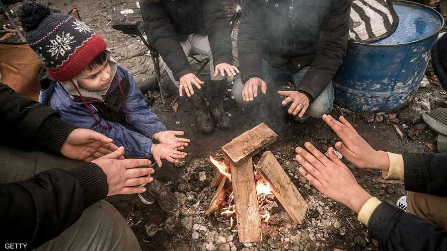 حطب للوقاية من برد لا يرحم