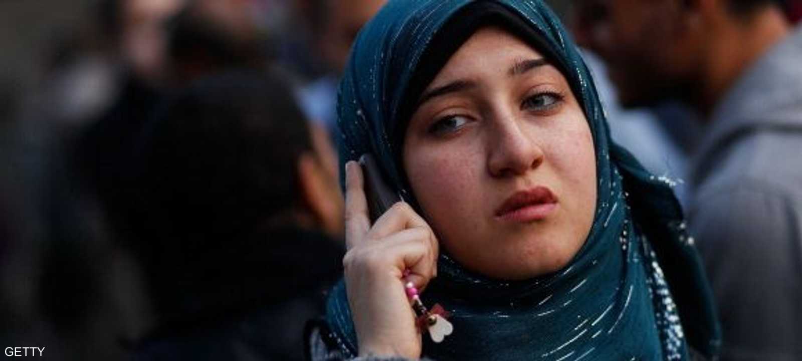 تتحدث بالهاتف المحمول في القاهرة - أرشيفية