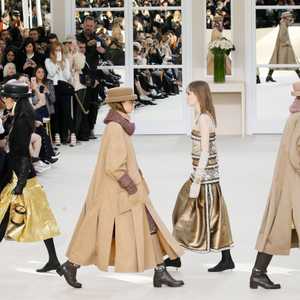 عارضات خلال عرض أزياء لمصمم شانيل كارل لاغرفيلد في باريس الثلاثاء