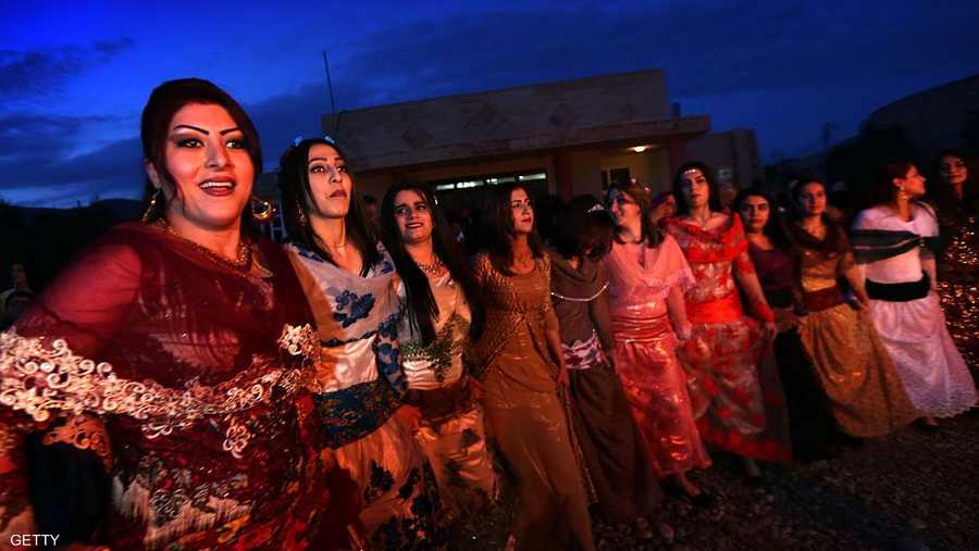 الكرديات يحتفلن بزينتهن وفساتينهن التقليدية
