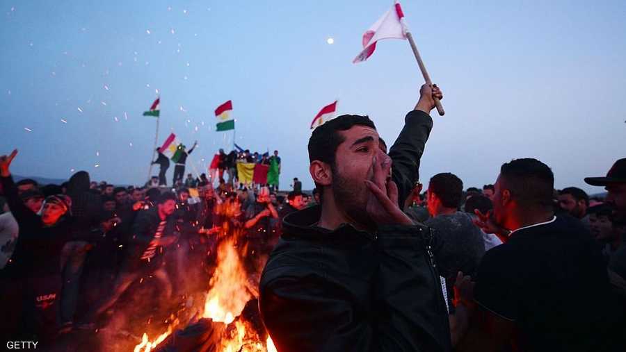 يشعل الأكراد النار ويقفزون فوقها كناية عن التجدد والتطهر لعام جديد