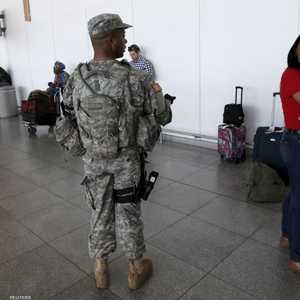 ضابط بالجيش الأميركي يتفقد أمنيا مطار جون كينيدي في نيويورك