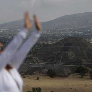 يعتقد زوار الموقع أنهم برفع أيديهم هنا يكتسبون طاقة تستمر طوال العام