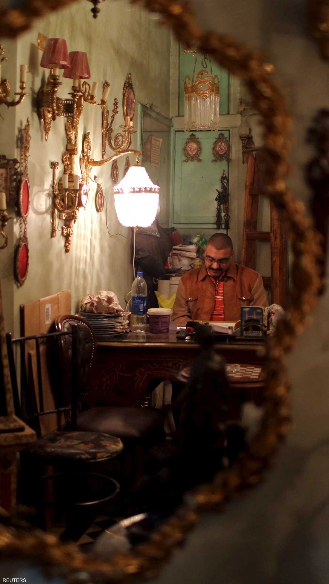 يعمل في متجر للتحف بالشارع الشهير