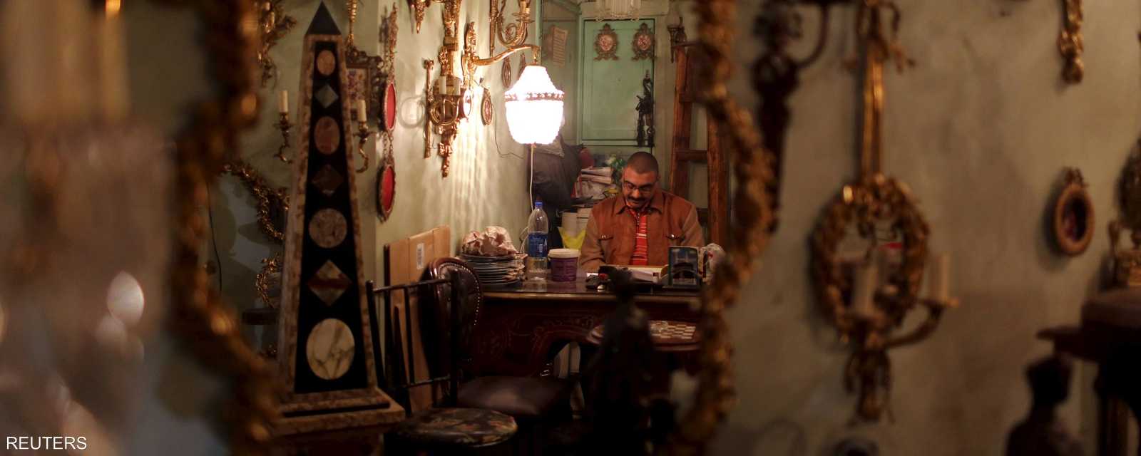 يعمل في متجر للتحف بالشارع الشهير