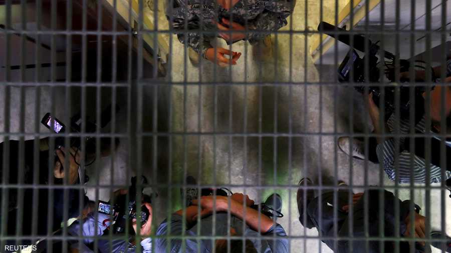 ضابطة تتحدث لوسائل الإعلام عن الإجراءات المتبعة